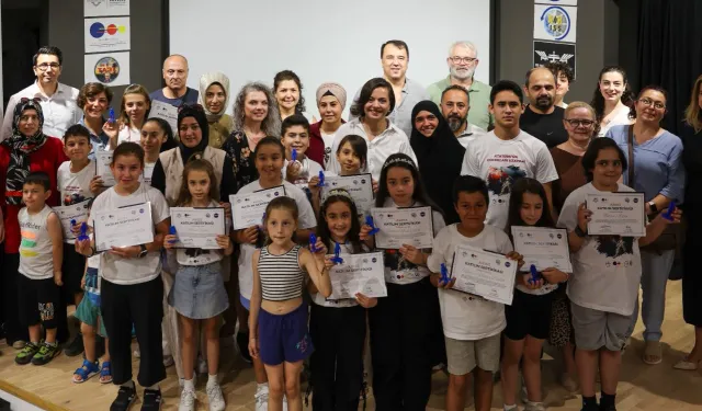 İzmir Karabağlar’da uzayla buluşan çocuklara sertifika töreni