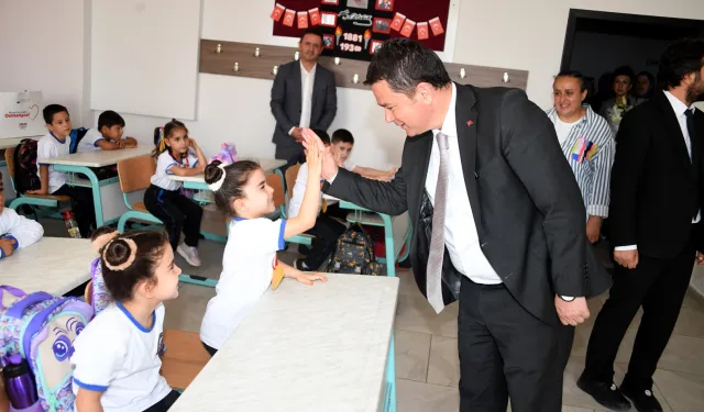 Başkan Aydın, miniklerin ilk ders heyecanına ortak oldu