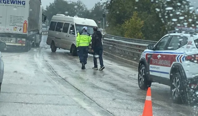 Düzce-Akçakoca yolunda araç ters döndü!