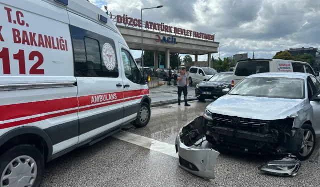 Düzce'de acil servis önünde yaralamalı kaza