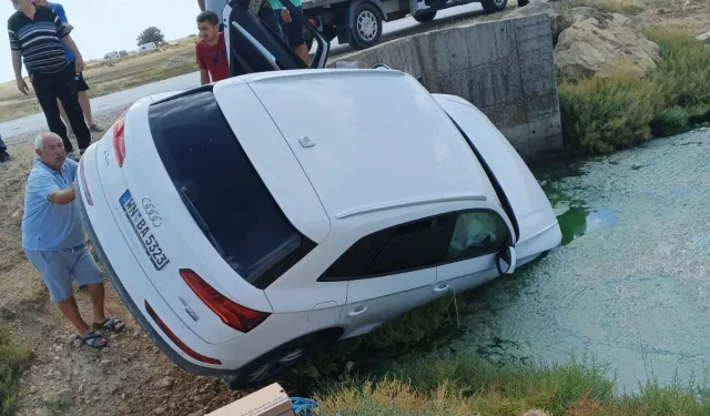 Keşan Yayla Köyü sahilinde otomobil su kanalına düştü