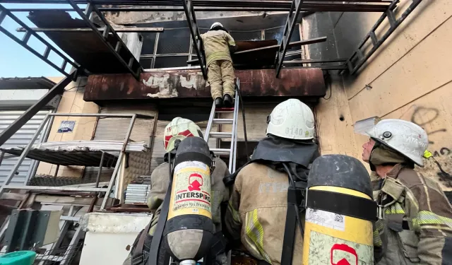 Bornova’daki iş yeri yangınını kontrol altına aldı