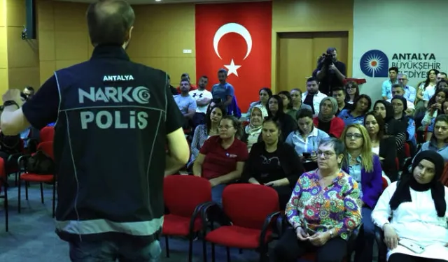 Antalya Büyükşehir'den personeline madde bağımlılığı eğitim