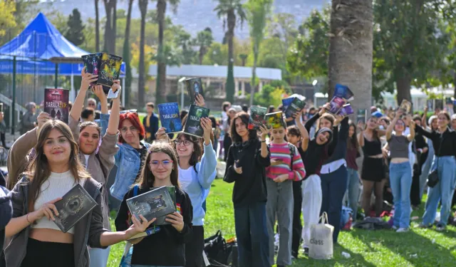 Edebiyat dünyasının kalbi İzmir Kültürpark'ta attı