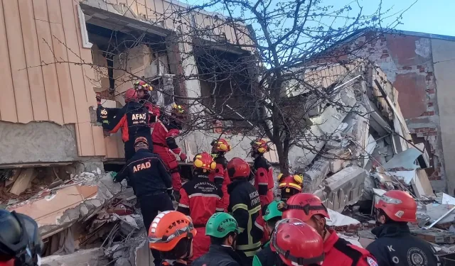 Kocaeli Gebze'de bina çöktü: 5 kişi enkaz altında