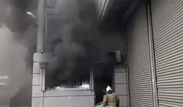 İstanbul Eyüpsultan'da iş hanında depo yangını!