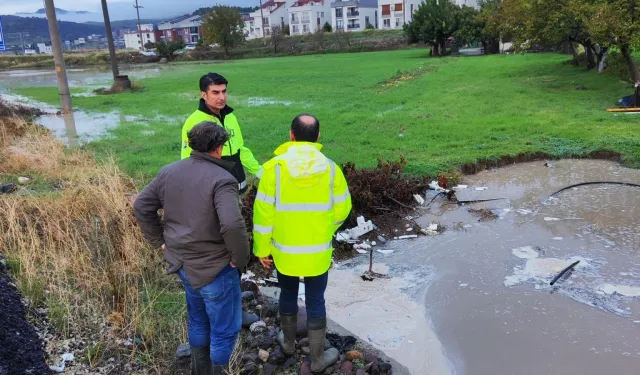 İzmir Bergama aşırı yağışlarla mücadele ediyor