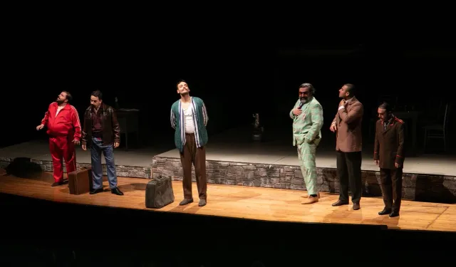 İzmir Şehir Tiyatroları sezonu yeni sahnesinde açtı