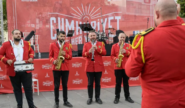 İzmir'de Cumhuriyet coşkusu başladı