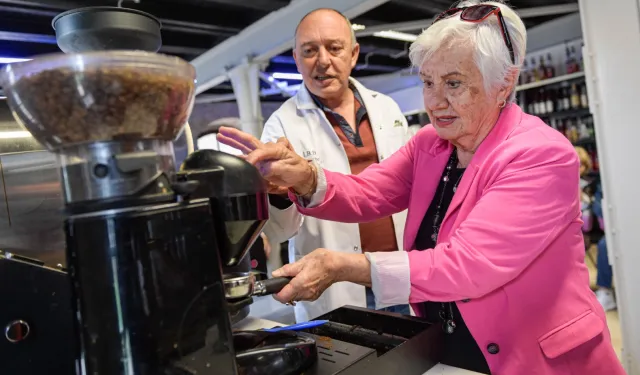 İzmir'de ileri yaş baristalar iş başında