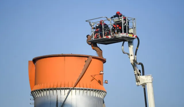 İzmir'de mahsur kalan işçilere 90 metrelik merdivenle ulaştılar