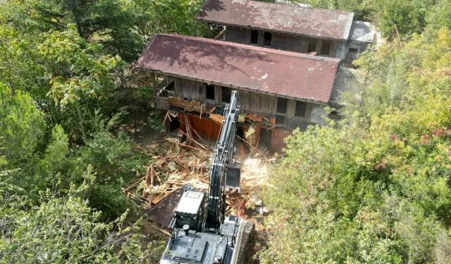 İzmit'te tehlikeli metruk yıkıldı