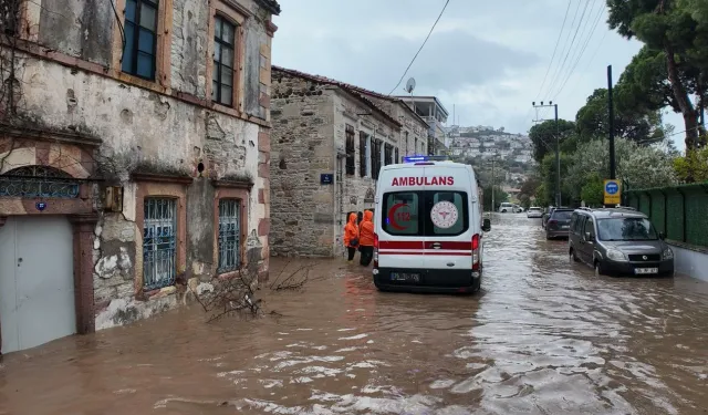 Kuvvetli yağış uyarısı! Foça'da bir kişi kayıp!