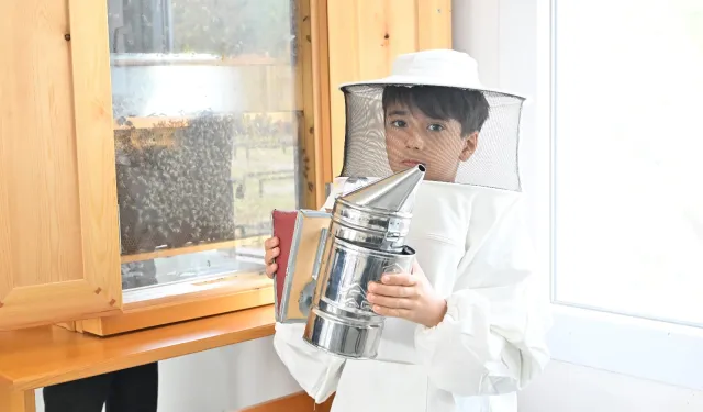 Manisalı öğrencilerden arılara merhaba