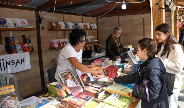 Bursa Osmangazi'de Kitap Fuarı'na edebiyatseverlerden yoğun ilgi