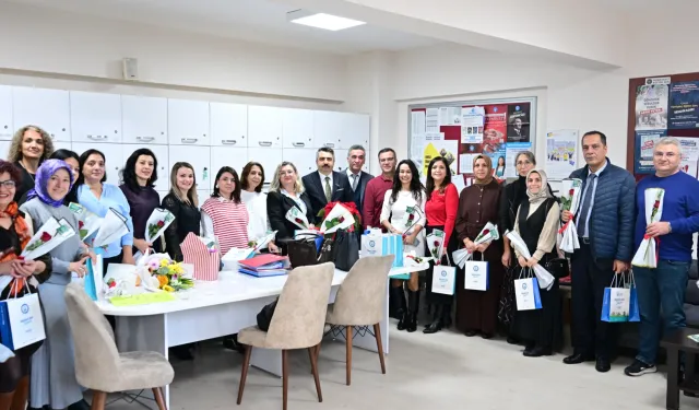 Bursa Yıldırım'da Öğretmenler Günü çiçeklerle kutlandı
