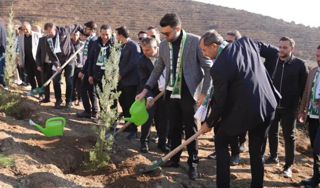 Bursaspor yönetimi ve futbolcuları Gürsu'da fidan dikti
