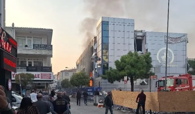 Düzce'de belediye binası yıkımında yangın paniği!