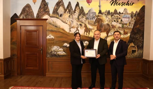 'İlmek İlmek Türkiye' halı motifi Vali Fidan'a armağan edildi