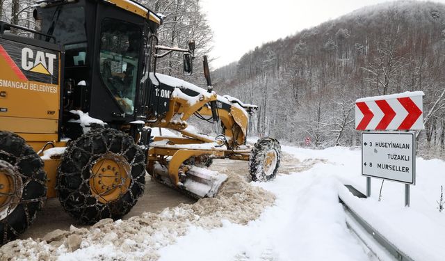 Bursa Osmangazi’de Karla Kapanan Yollara Anında Müdahale