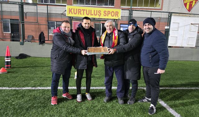 Onursal Başkan Hüsnü Sak’tan Tatlı İkramı