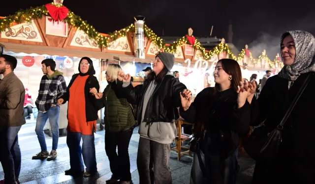 Bursa Osmangazi Meydanı'nda yeni yıla hazırlık coşkusu sürüyor