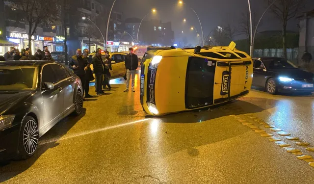 Düzce'de ticari taksi park halindeki araca çarpıp devrildi!