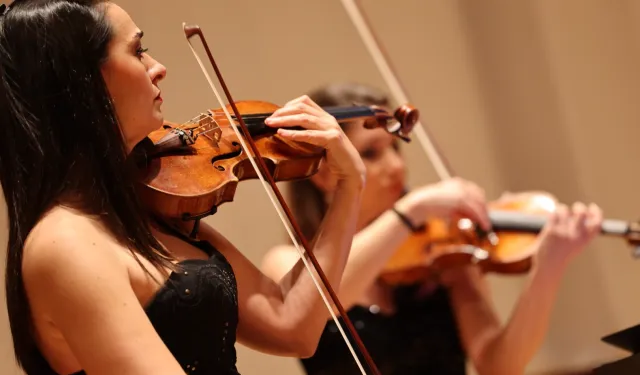 İzmir'de Türk bestecilerinin eserleri ayakta alkışlandı