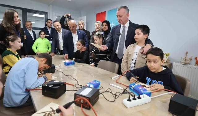 Kocaeli'de gençler için yeni Bilgievi açıldı