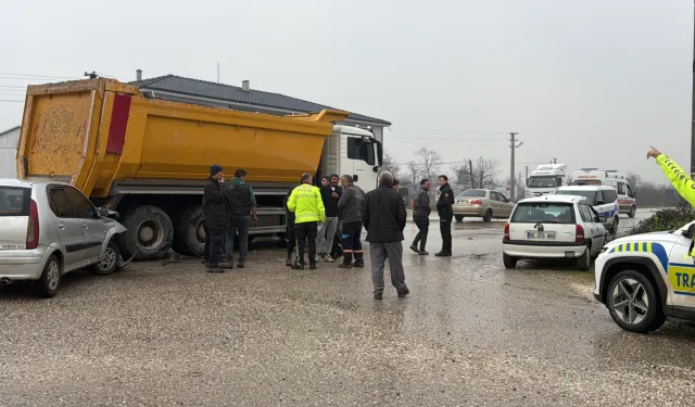 Kuzey Çevre Yolu'nda kamyon ile otomobil çarpıştı