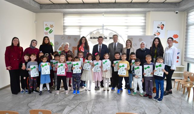 Çocukların Karnelerini Başkan Erkan Aydın Verdi