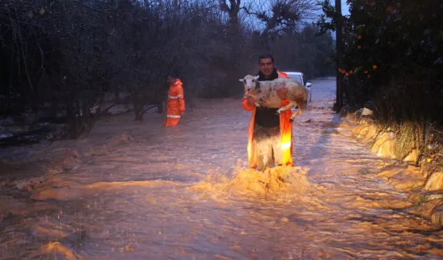 Antalya Büyükşehir ekipleri yağmur ve fırtınaya karşı seferber oldu