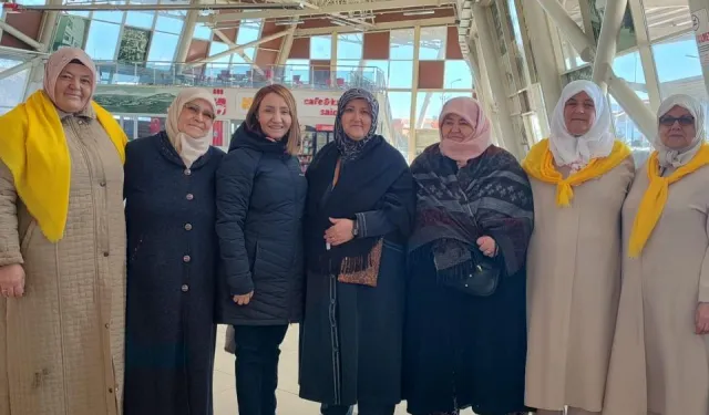 Başkan Tekin umre yolcularını dualarla uğurladı