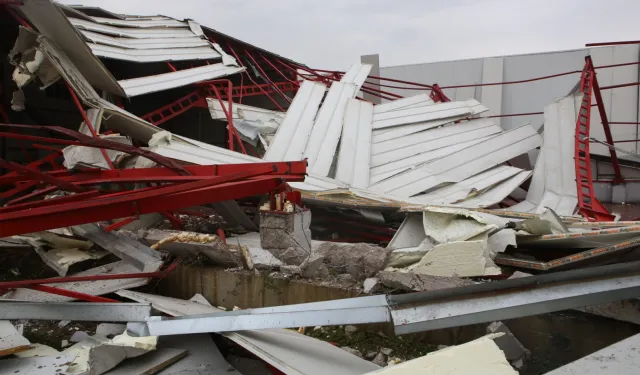 Bursa Nilüfer'de iki kaçak iş yeri yıkıldı