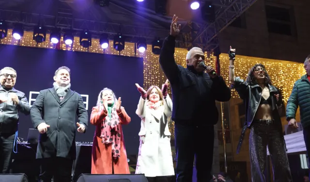 Bursa Nilüferliler 2026'yı Cumhuriyet Meydanı'nda karşıladı