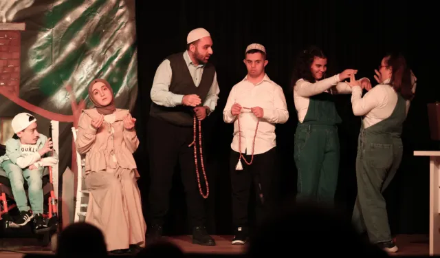 Bursa Osmangazi'de engelli bireyler sahnede ustalara taş çıkarttı