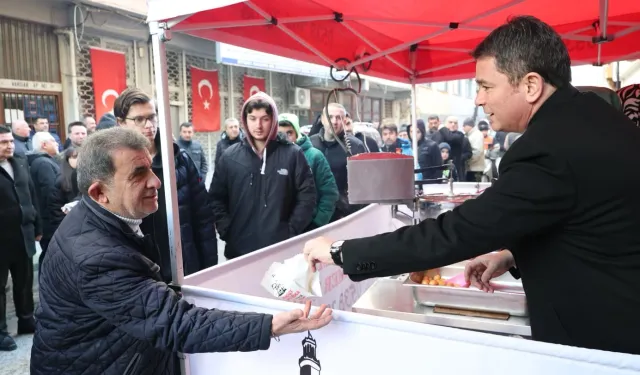 Bursa'da Başkan Aydın'dan kayınvalidesinin hayrına lokma ikramı