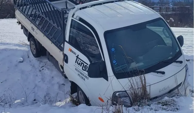 Buzlanma kazaya yol açtı! Kamyonet tarlaya uçtu, 1 yaralı