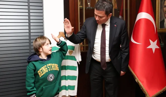 DMD hastası Yağız Efe'ye Başkan Aydın'dan destek