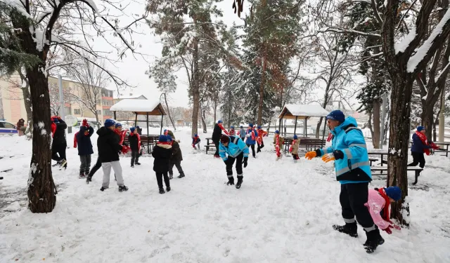 Gaziantep Büyükşehir, karın tadını çıkaran çocuklara eşlik etti