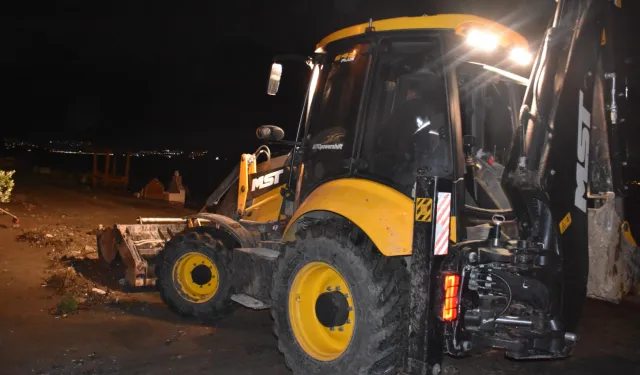 Gemlik'te fırtına sonrası sahiller temizlendi