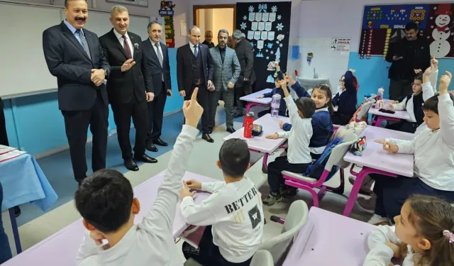 Gölcük'te Başkan Sezer, öğrencilerin karne heyecanına ortak oldu