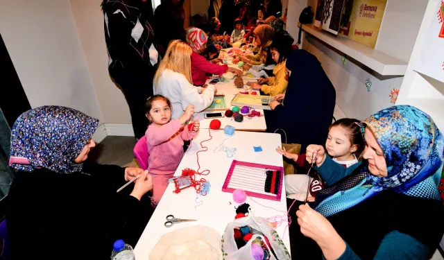 İzmir Bornova'da minik eller tezgah başında