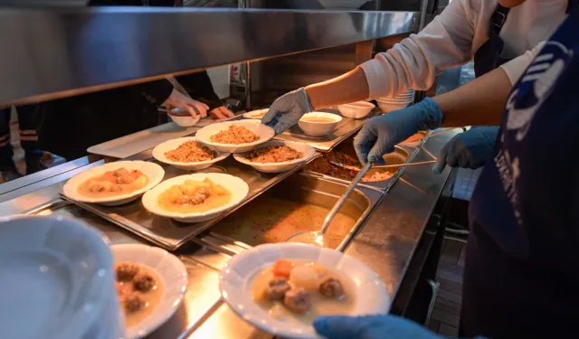 İzmir'de her gün 4 çeşit yemekle hayatlar ısınıyor