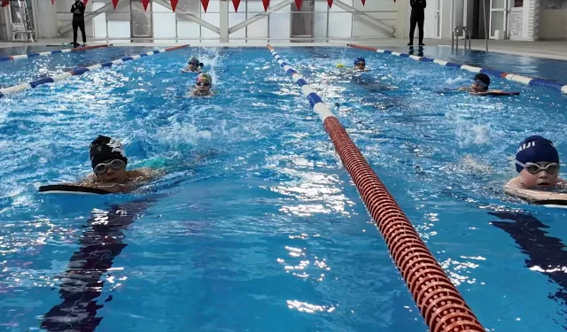 Kocaeli Çayırova'da yüzme havuzuna 20 bin kişi ilgi gösterdi