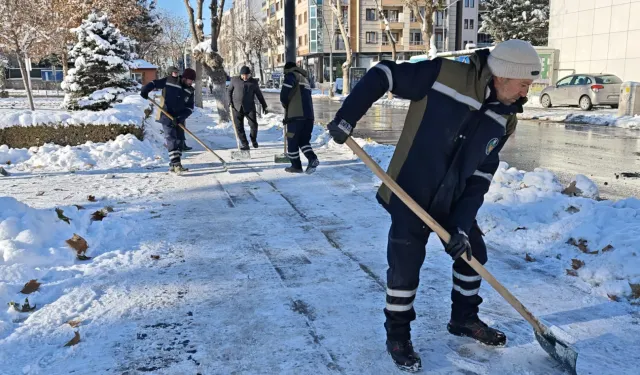 Malatya'da Büyükşehir, karla mücadeleyi sürdürüyor