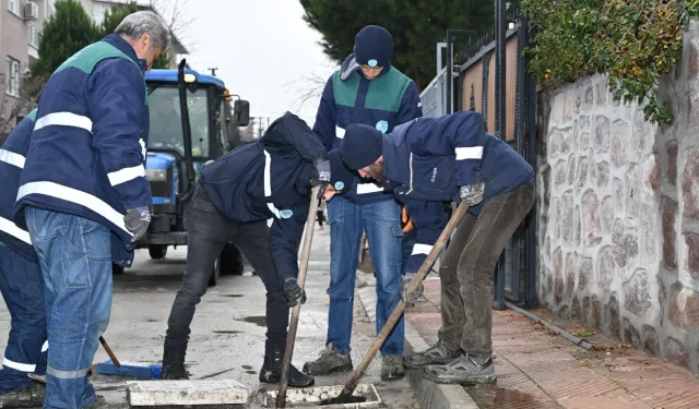 Manisa'da ekipler yağışa karşı sahada
