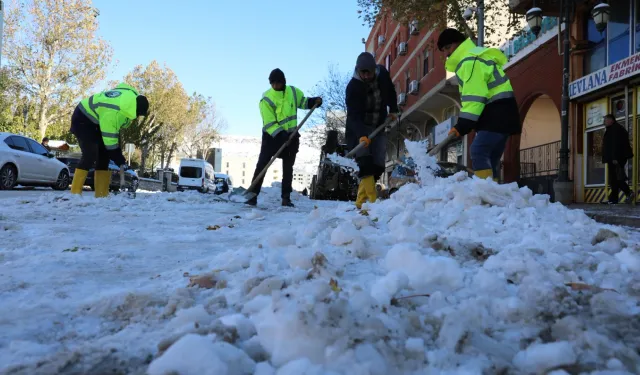 Mardin Yeşilli'de karla mücadele çalışmaları aralıksız sürüyor