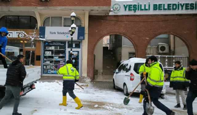 Mardin Yeşilli'de karla mücadele çalışmaları sürüyor