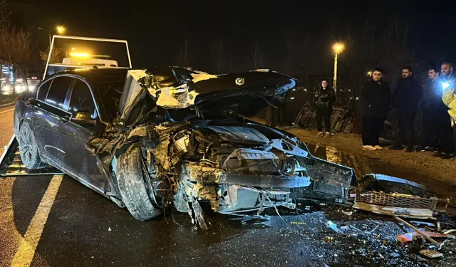 Düzce'de otomobil otobüse çarptı: 5 yaralı